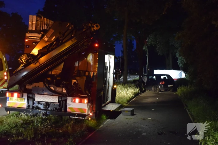 Twee personenauto's frontaal op elkaar gebotst, bestuurster overleden