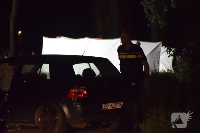 Twee personenauto's frontaal op elkaar gebotst, bestuurster overleden