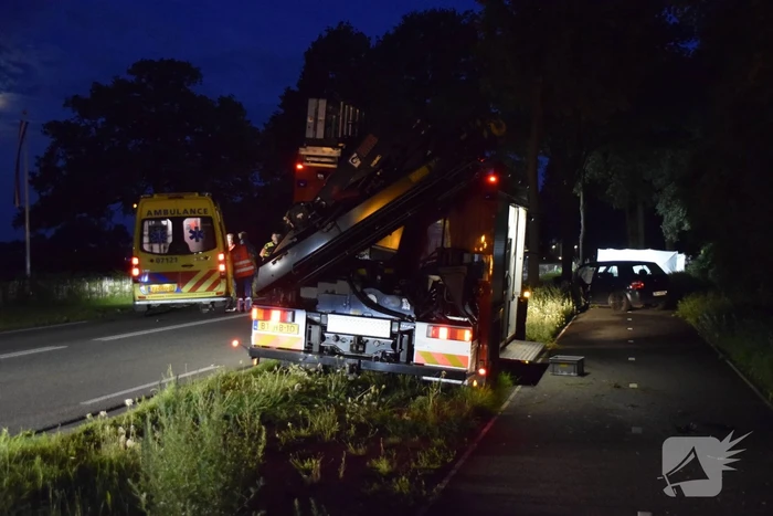 Twee personenauto's frontaal op elkaar gebotst, bestuurster overleden