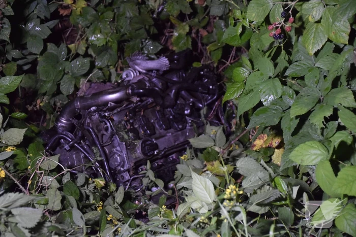 Twee personenauto's frontaal op elkaar gebotst, bestuurster overleden