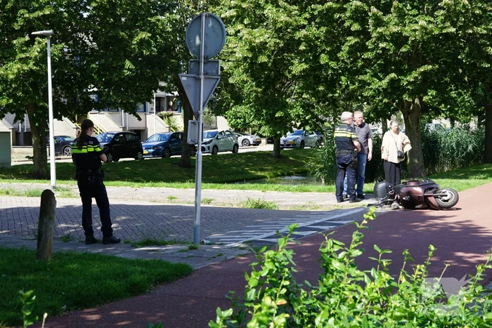 Scooterrijder gewond bij botsing met bestelbus