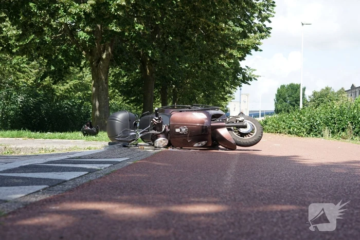 Scooterrijder gewond bij botsing met bestelbus