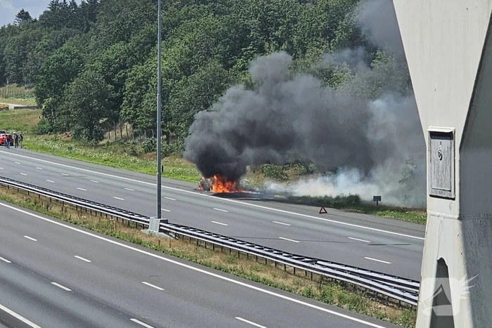 Snelweg dicht vanwege autobrand