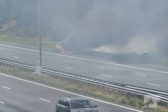 Snelweg dicht vanwege autobrand