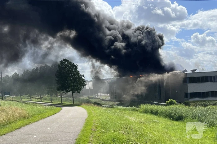 Enorme brand in een groot opslagbedrijf