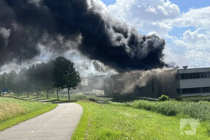 Enorme brand in een groot opslagbedrijf