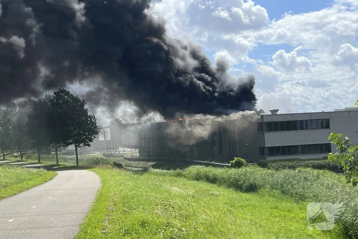 Enorme brand in een groot opslagbedrijf