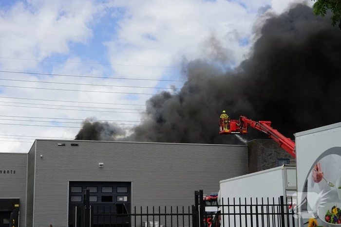 Enorme brand in een groot opslagbedrijf