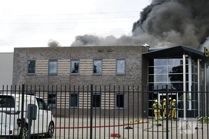Enorme brand in een groot opslagbedrijf
