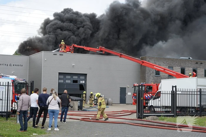 Enorme brand in een groot opslagbedrijf