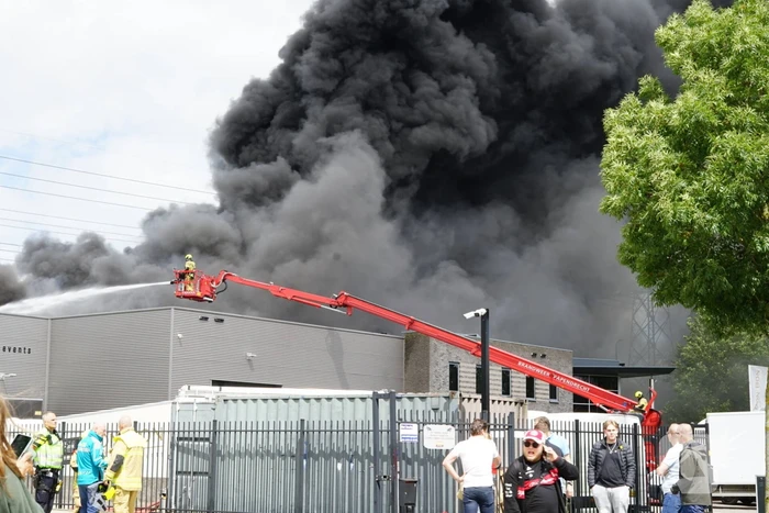 Enorme brand in een groot opslagbedrijf