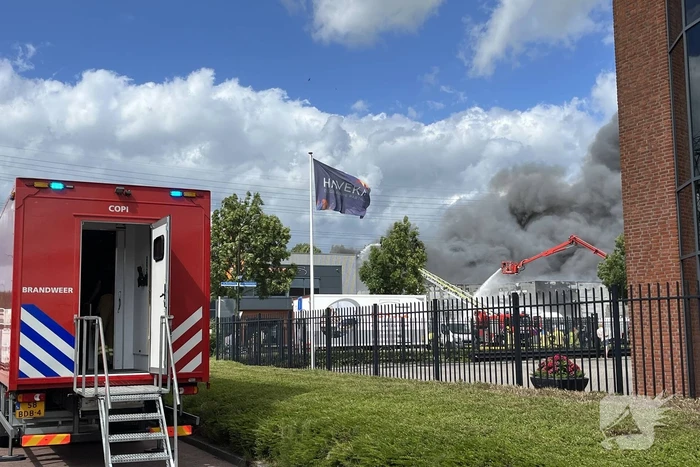 Enorme brand in een groot opslagbedrijf