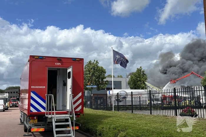 Enorme brand in een groot opslagbedrijf