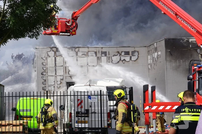 Enorme brand in een groot opslagbedrijf