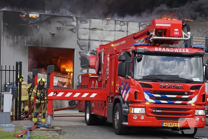 Enorme brand in een groot opslagbedrijf