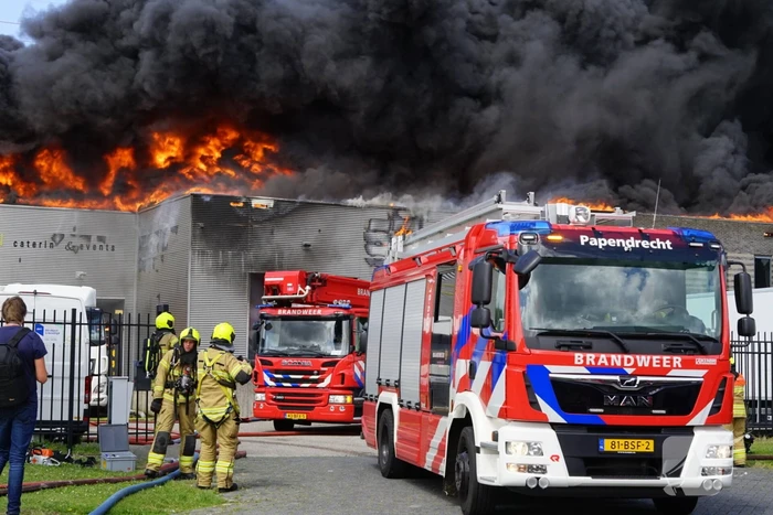 Enorme brand in een groot opslagbedrijf