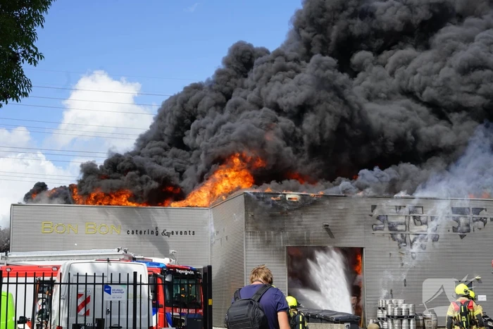 Enorme brand in een groot opslagbedrijf