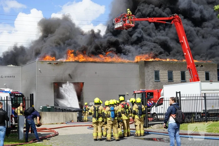 Enorme brand in een groot opslagbedrijf