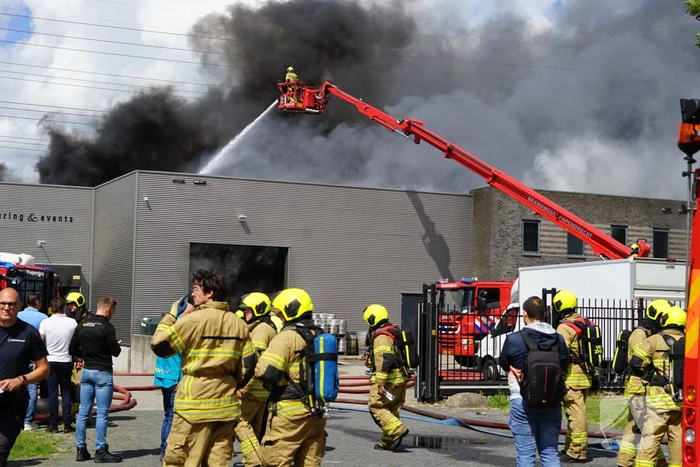 Enorme brand in een groot opslagbedrijf