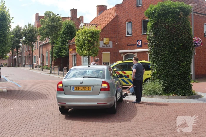 Fietser en automobilist in botsing