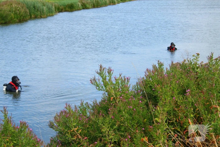 Duikers zoeken water af naar te water geraakte auto