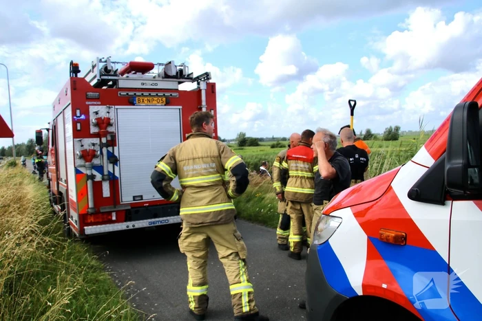 Duikers zoeken water af naar te water geraakte auto