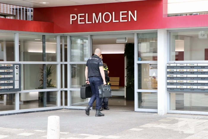 Politieonderzoek naar aantreffen overleden persoon in flatwoning
