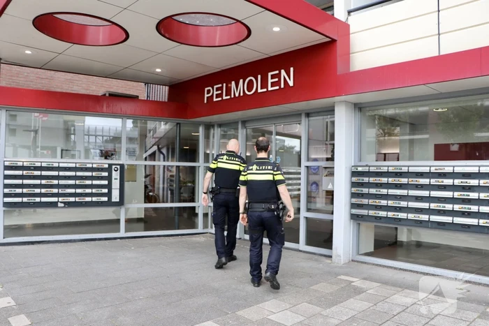 Politieonderzoek naar aantreffen overleden persoon in flatwoning