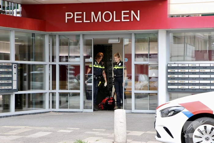 Politieonderzoek naar aantreffen overleden persoon in flatwoning