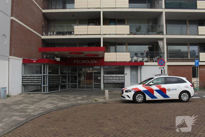 Politieonderzoek naar aantreffen overleden persoon in flatwoning