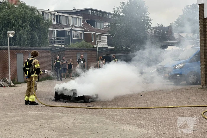Brandweer blust brandende bank