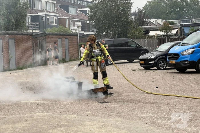 Brandweer blust brandende bank
