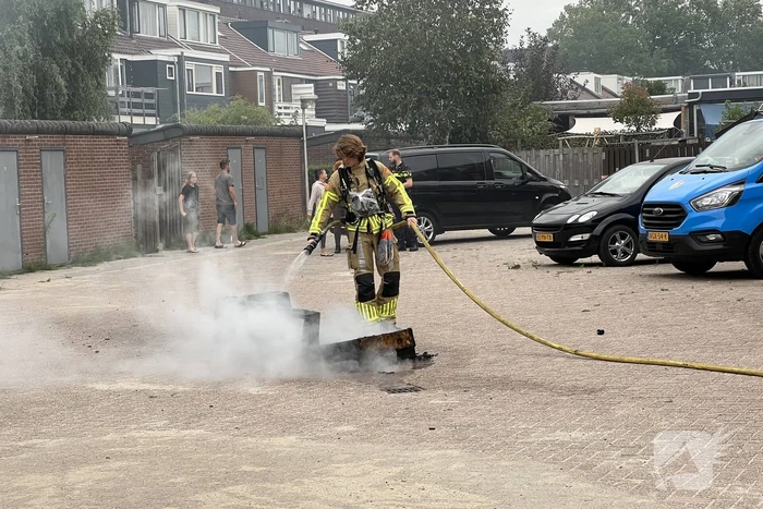 Brandweer blust brandende bank