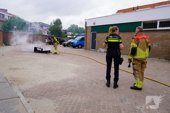Brandweer blust brandende bank