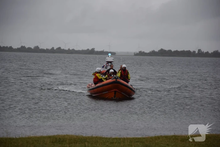 Surfer raakt in de problemen op Grevelingenmeer