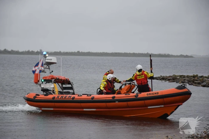 Surfer raakt in de problemen op Grevelingenmeer