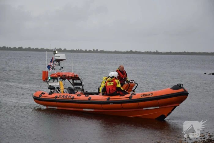 Surfer raakt in de problemen op Grevelingenmeer