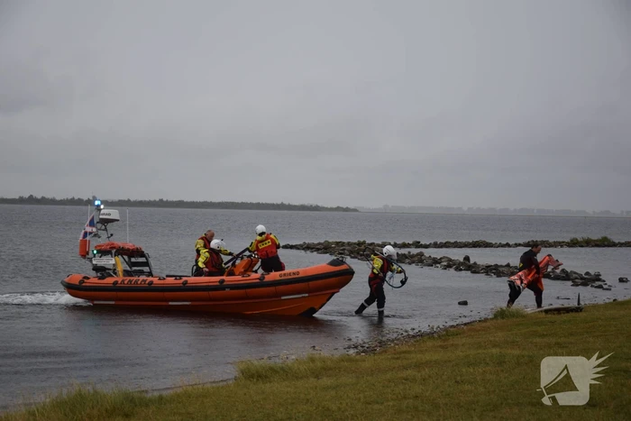Surfer raakt in de problemen op Grevelingenmeer