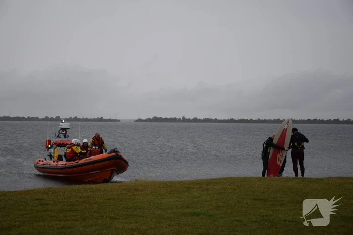 Surfer raakt in de problemen op Grevelingenmeer