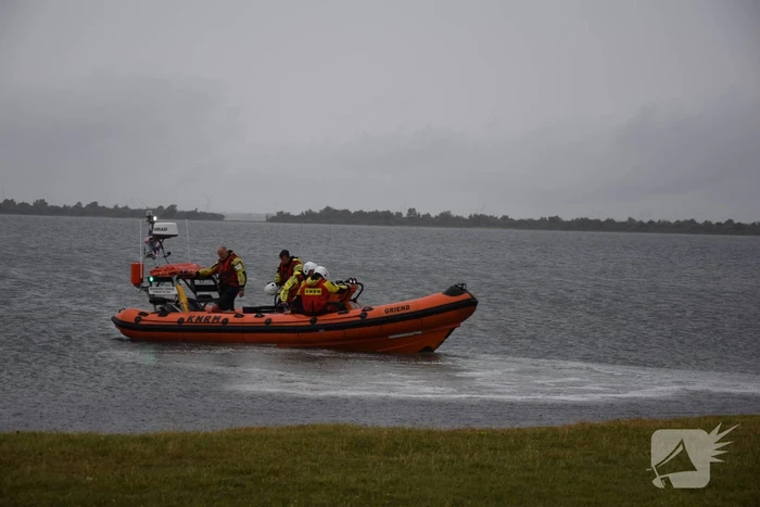 Surfer raakt in de problemen op Grevelingenmeer