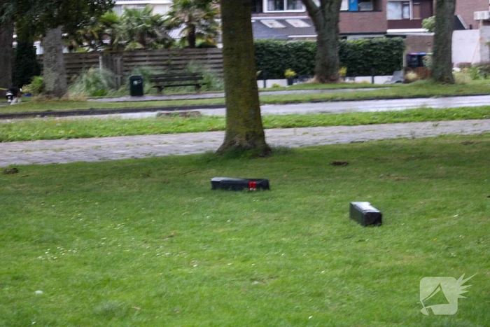 Bestelbus klapt op paal
