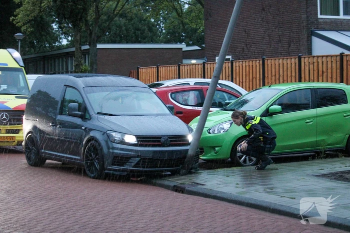 Bestelbus klapt op paal