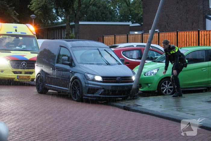 Bestelbus klapt op paal