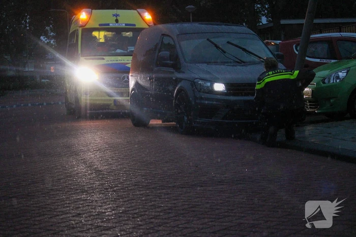 Bestelbus klapt op paal