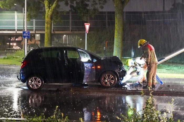 Automobilist botst op paal
