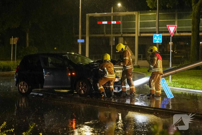 Automobilist botst op paal
