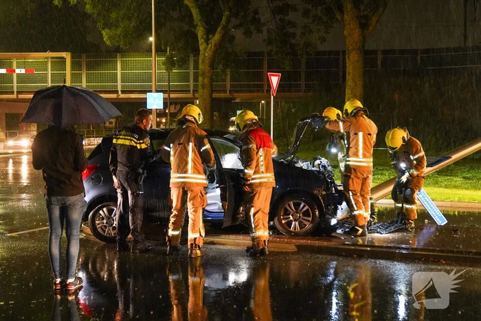 Automobilist botst op paal