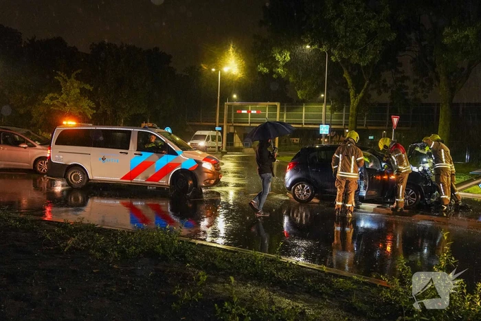 Automobilist botst op paal