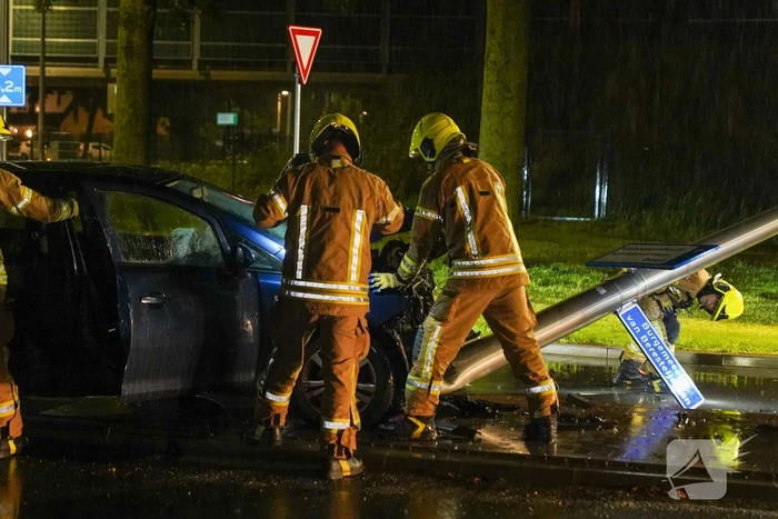 Automobilist botst op paal