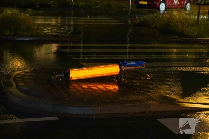 Automobilist botst op paal